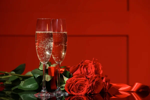 色背景にシャンパンとバラの花のメガネ。バレンタインデーのお祝い — ストック写真