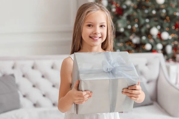 Bonne petite fille avec cadeau de Noël à la maison — Photo