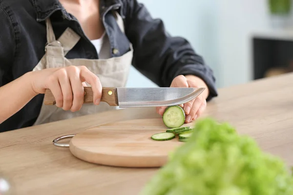 Žena připravuje chutný zeleninový salát v kuchyni — Stock fotografie