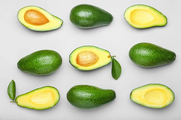 Rijpe avocado's op lichte achtergrond — Stockfoto