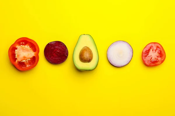 Verse avocado en groenten op kleur achtergrond — Stockfoto