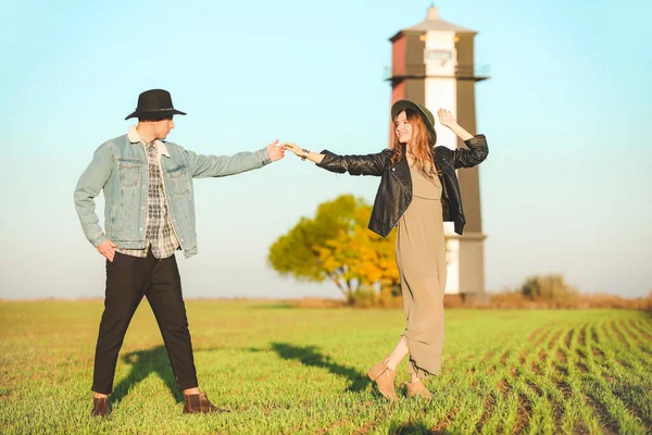 Joyeux jeune couple dansant à la campagne — Photo