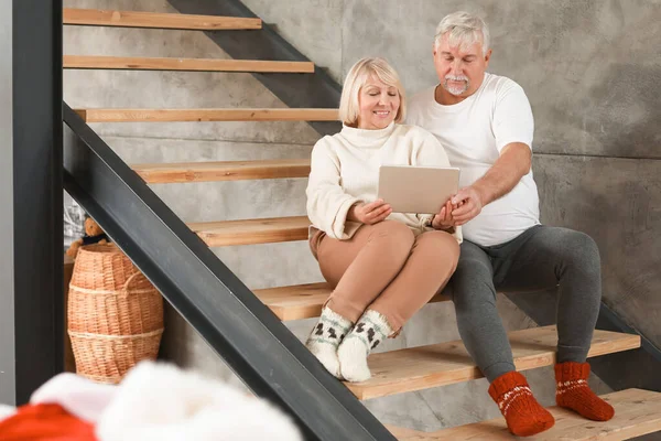 Mature couple with tablet computer at home — Stock Photo, Image