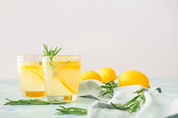 Copos de limonada fresca na mesa — Fotografia de Stock