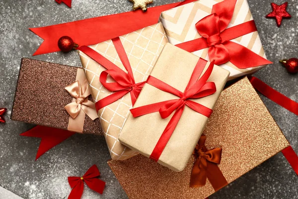 Schöne Weihnachtsgeschenkboxen auf Grunge-Hintergrund — Stockfoto