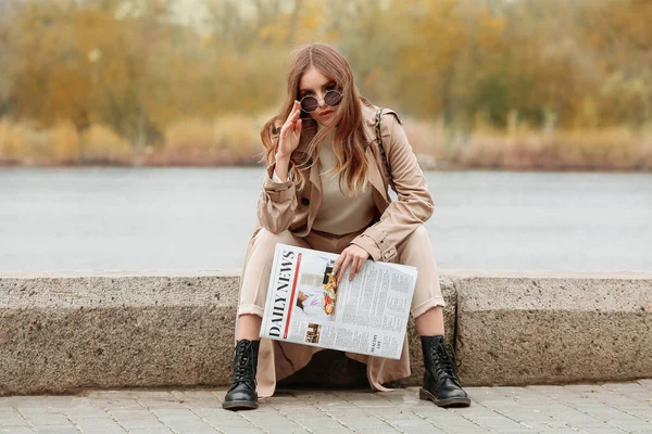 Портрет стильної молодої жінки з газетами на відкритому повітрі — стокове фото