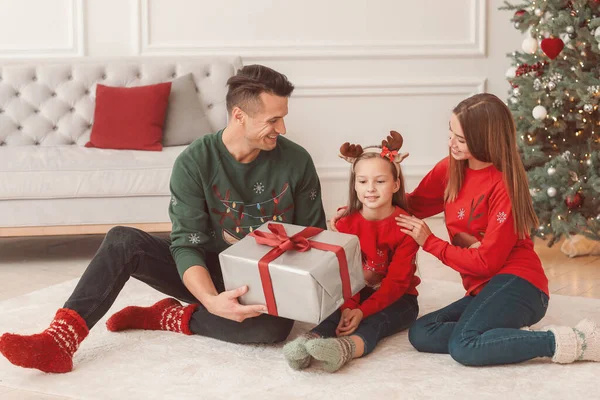 Parents giving Christmas present to their daughter at home — Stock Photo, Image