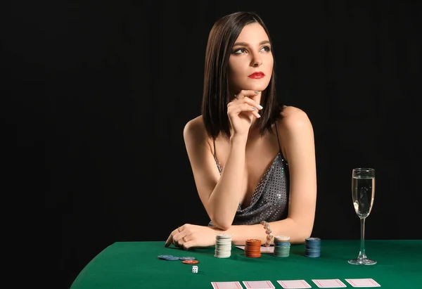 Žena pokerový hráč u stolu v kasinu — Stock fotografie