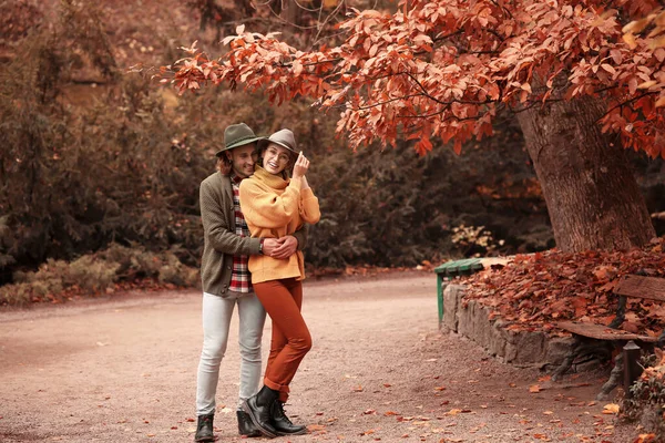 Pareja joven en el parque en el día de otoño — Foto de Stock