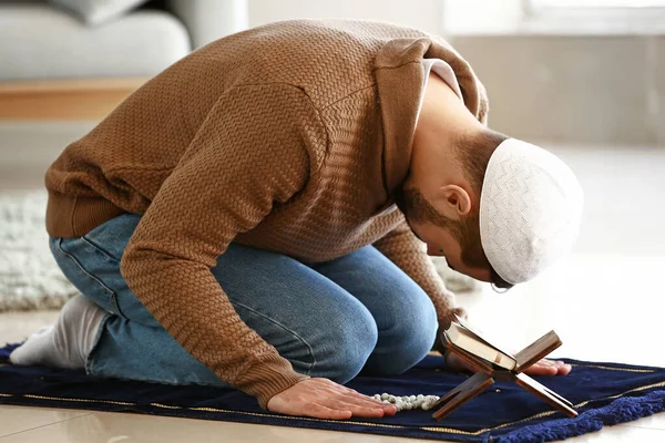 Young Muslim man praying indoors — Stock Photo, Image