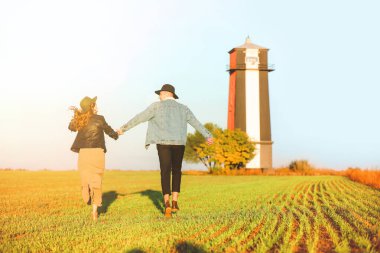 Kırsalda koşuşturan mutlu genç çift