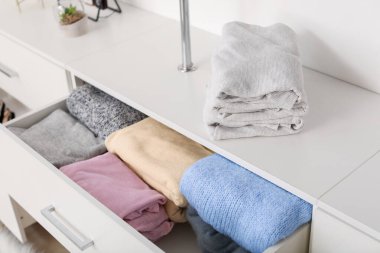 Soyunma odasında temiz giysiler var.