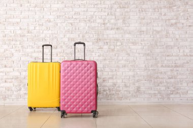 Bavullar tuğla duvarın yanında. Seyahat kavramı