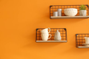 Masa takımları renkli duvarda asılı raflar