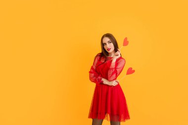 Renkli arka planda kırmızı kalpleri olan güzel bir genç kadın. Sevgililer Günü kutlaması