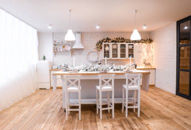 Noel kutlaması için dekore edilmiş mutfağın içi.