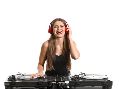 Kadın Dj beyaz arka planda müzik çalma