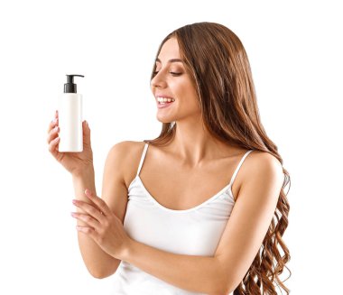 Arka planda krema şişesi olan genç ve güzel bir kadın.