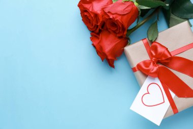 Güzel gül çiçekleri ve sevgililer günü için renk zemininde hediyeler