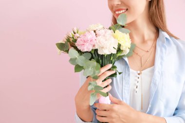 Arka planda karanfil çiçekleri olan güzel bir kadın.