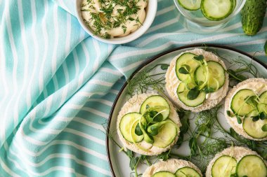 Masada lezzetli salatalık sandviç ile Tabak