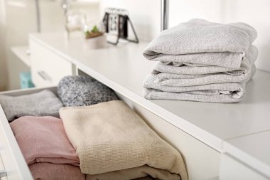 Soyunma odasında temiz giysiler var.