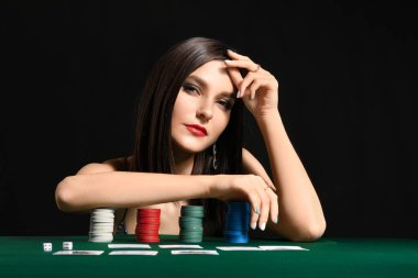 Kumarhanedeki masada bayan poker oyuncusu
