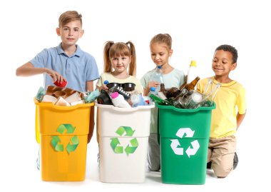 Beyaz arka planı çöp dolu küçük çocuklar ve konteynırlar. Geri dönüşüm kavramı