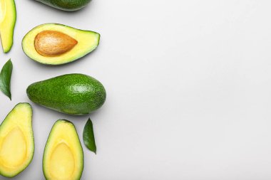 Işık arka plan üzerinde olgunlaşmış avokado