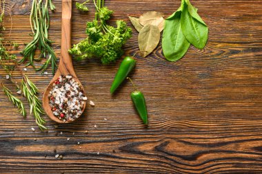 farklı baharatlar ve otlar ahşap zemin üzerinde