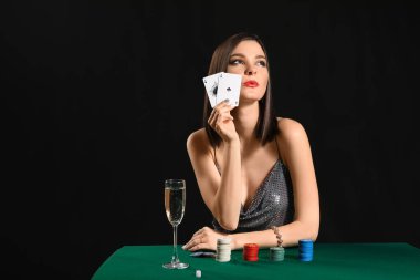 Kumarhanedeki masada bayan poker oyuncusu