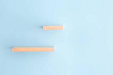 Boş raflar renk duvarında asılı