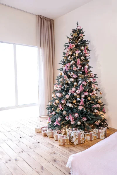 Gyönyörű díszített karácsonyfa ajándékdobozokkal a szobában — Stock Fotó