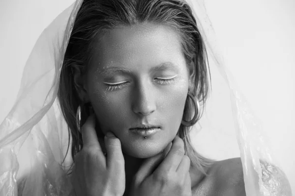밝은 배경에 창조적 인 화장을 한 아름다운 여자의 흑백 초상화 — 스톡 사진