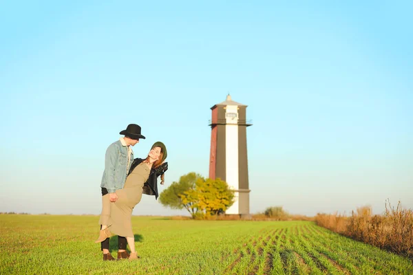 Happy young couple in countryside — Stock Photo, Image