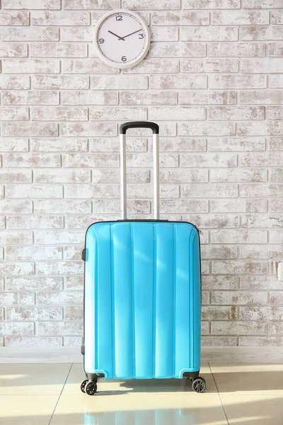 Suitcase near brick wall. Travel concept — Stock Photo, Image