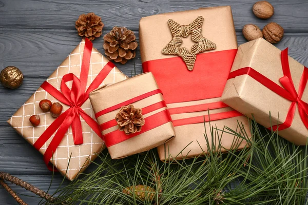 Kompozice s vánoční dárkové krabice na dřevěném pozadí — Stock fotografie