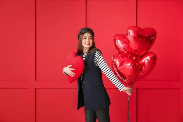 Mulher bonita com grande coração vermelho e balões no fundo de cor. Celebração do Dia dos Namorados — Fotografia de Stock