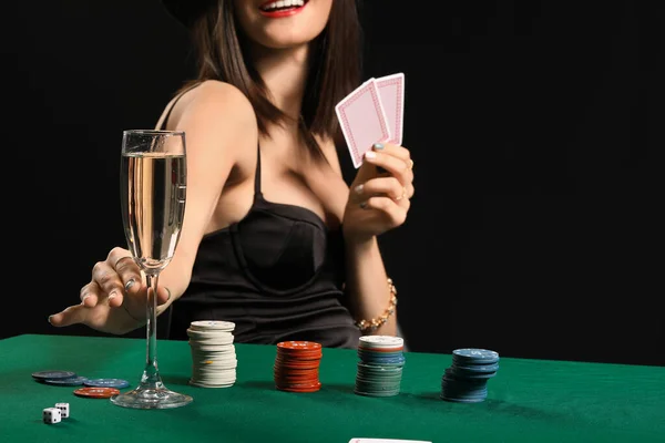 Žena pokerový hráč u stolu v kasinu — Stock fotografie