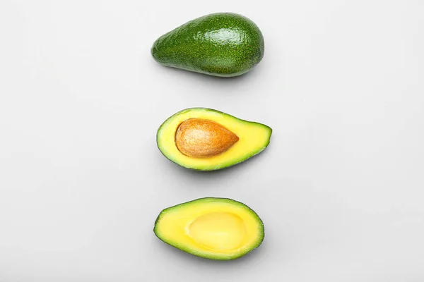 Зрізати авокадо на світлому фоні — стокове фото