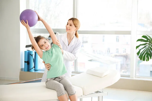 Physiotherapist working with little girl in rehabilitation center — Stock Photo, Image