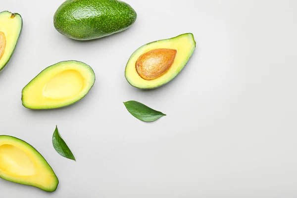 Rijpe avocado's op lichte achtergrond — Stockfoto