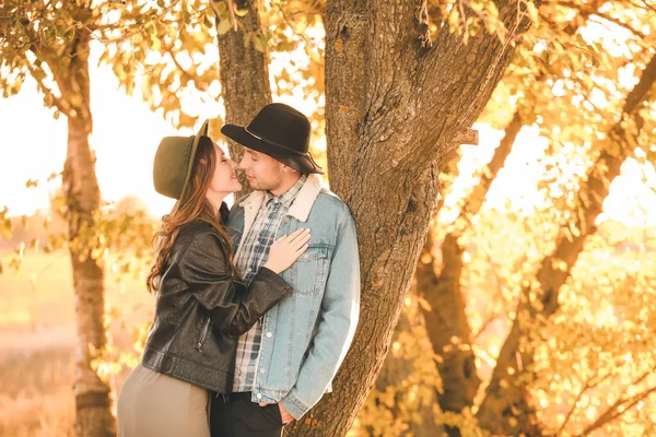 Happy young couple in countryside — Stock Photo, Image