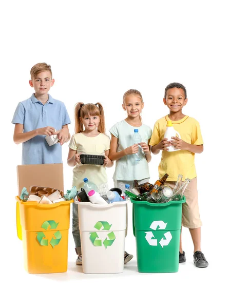 Niños pequeños y contenedores con basura sobre fondo blanco. Concepto de reciclaje — Foto de Stock