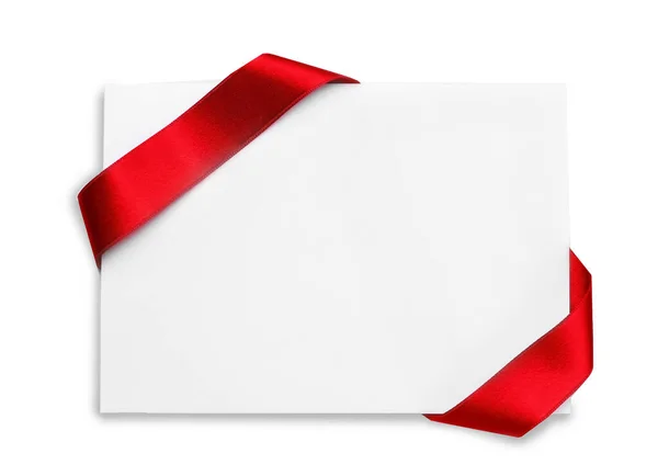 Prázdný list papíru s červenou stuhou na bílém pozadí — Stock fotografie