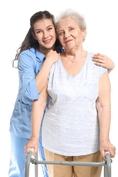 Cuidador joven con mujer mayor sobre fondo blanco —  Fotos de Stock
