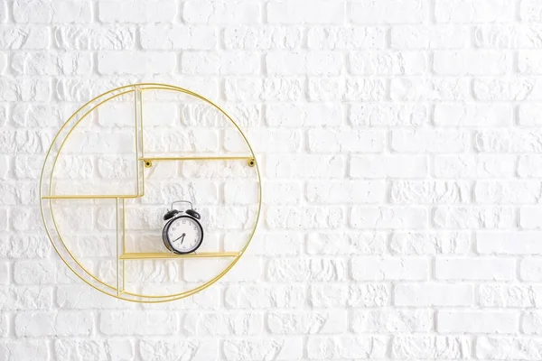 Raft cu ceas agățat pe perete de cărămidă albă — Fotografie, imagine de stoc