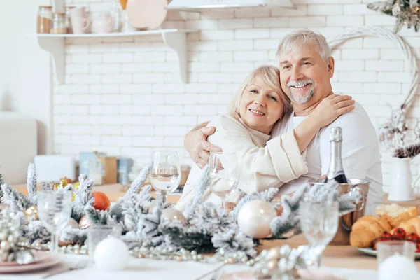 Glad mogen par på julafton i köket — Stockfoto
