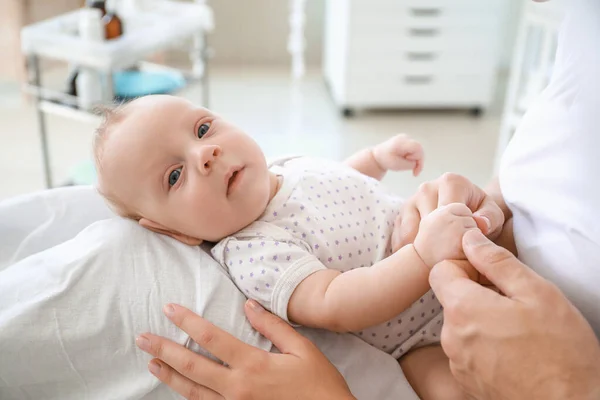 Padres jóvenes con bebé recién nacido en el hospital de maternidad, primer plano —  Fotos de Stock