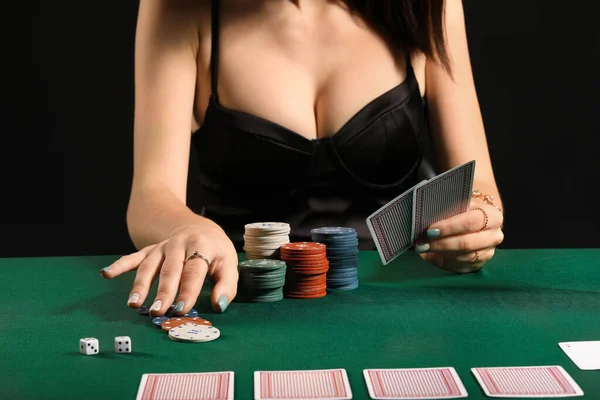 Жіночий гравець за столом в казино, крупним планом — стокове фото